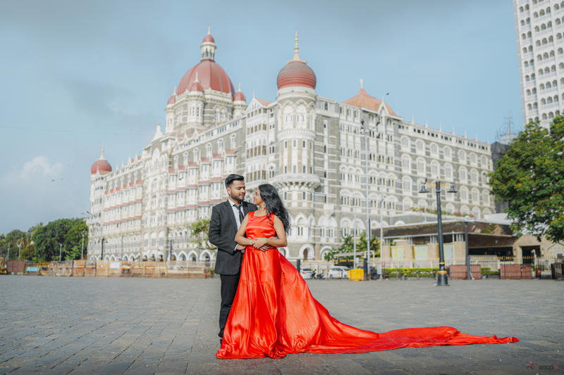 Elegant pre-wedding photo in front of Taj by Aligarh-based wedding artists.